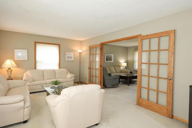 8795 S Lizanne DRIVE, Oak Creek, WI 53154