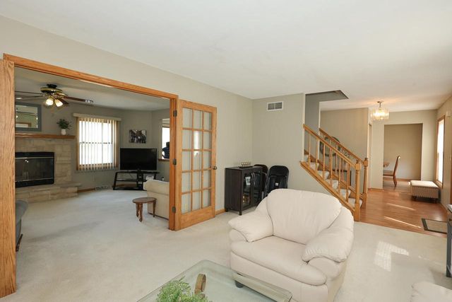 8795 S Lizanne DRIVE, Oak Creek, WI 53154