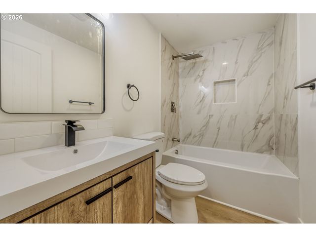 6300 N AMHERST St, Portland, OR 97203