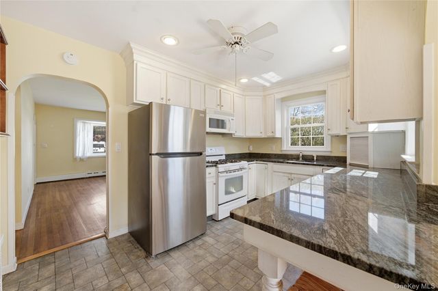 6 Central Avenue, Amityville, NY 11701