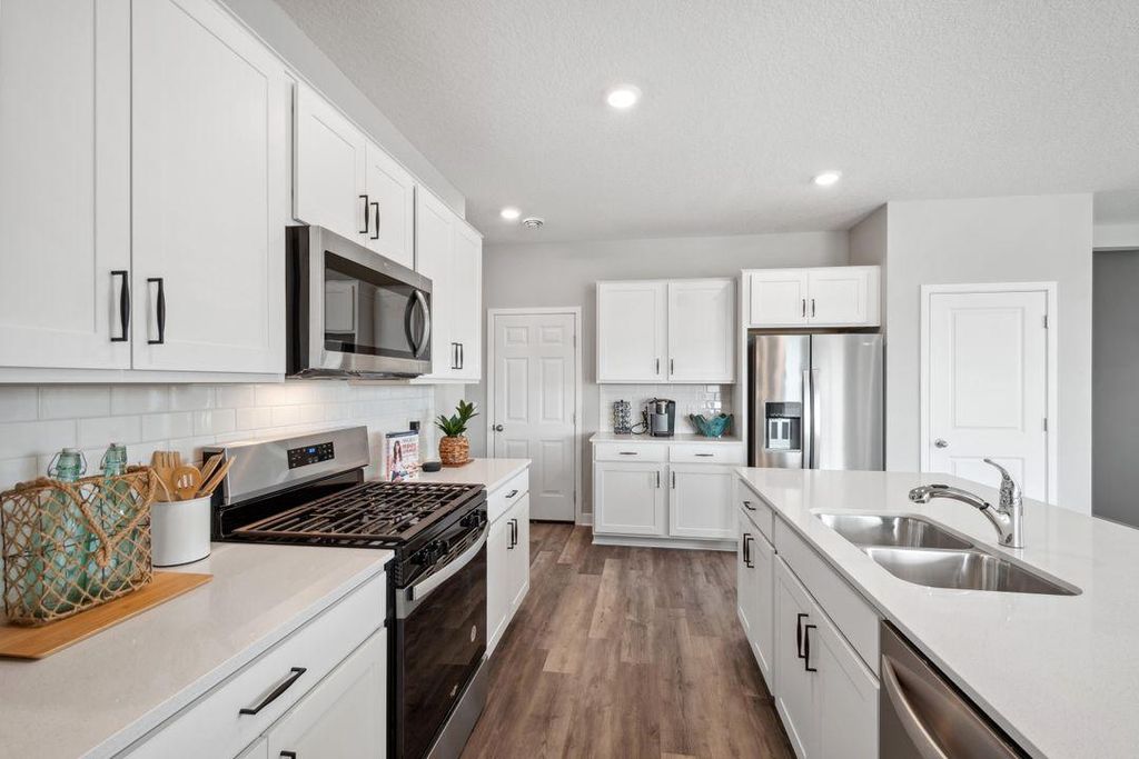 2021 Aquarius Drive, Shakopee, MN 55379 — photo 2