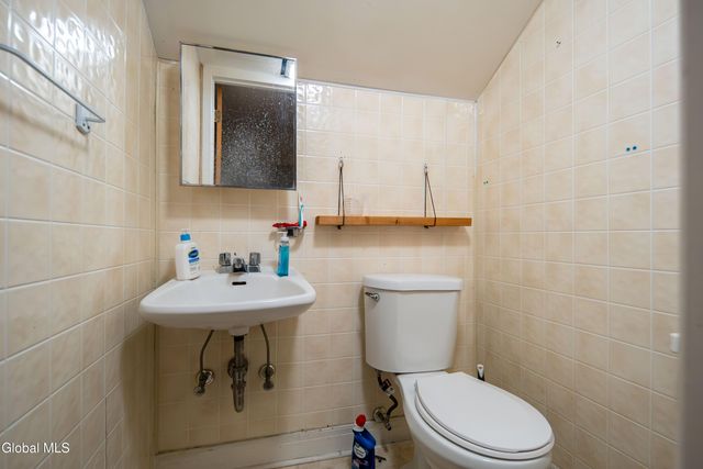 16 Lake Road, Albany, NY 12205