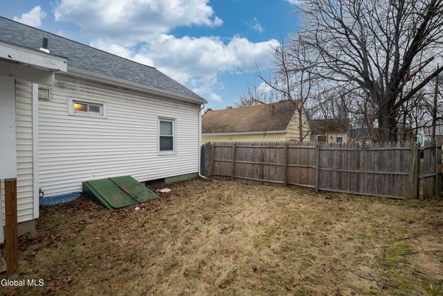 16 Lake Road, Albany, NY 12205