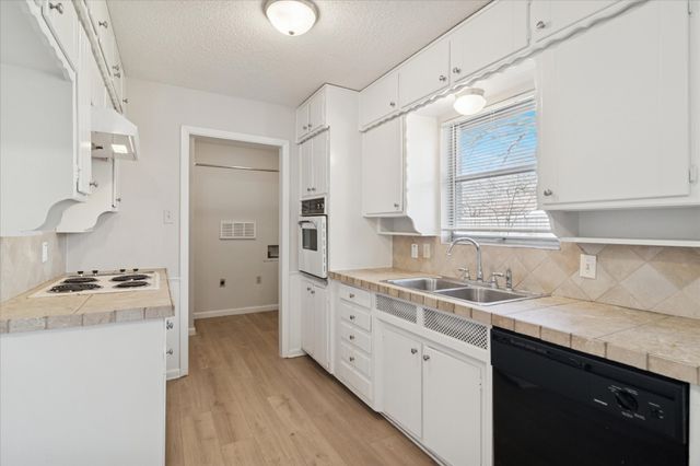 852 W Redbud Drive, Hurst, TX 76053