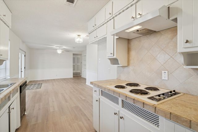 852 W Redbud Drive, Hurst, TX 76053