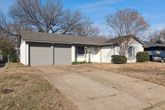 852 W Redbud Drive, Hurst, TX 76053