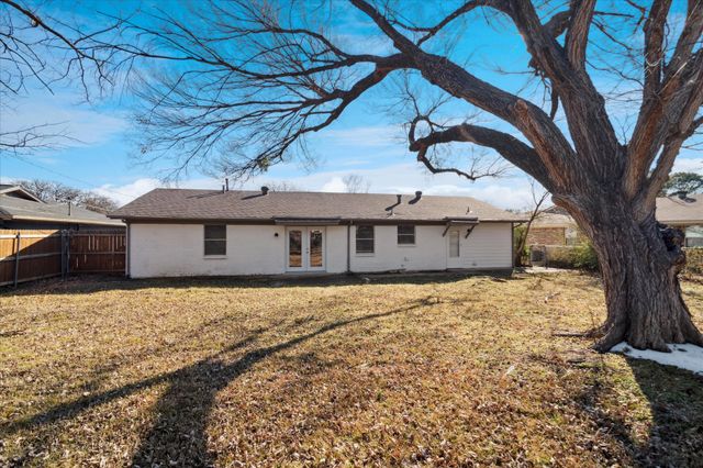 852 W Redbud Drive, Hurst, TX 76053