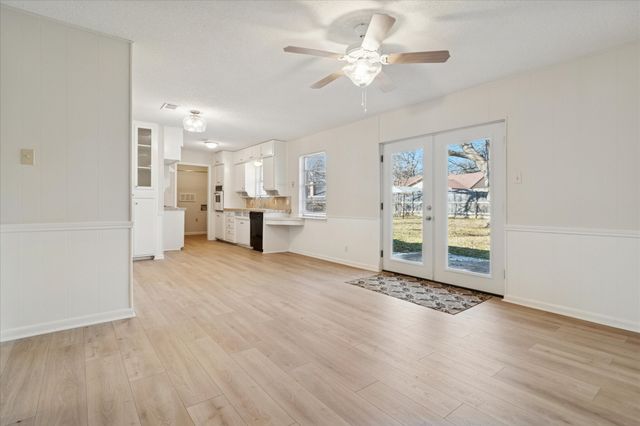 852 W Redbud Drive, Hurst, TX 76053