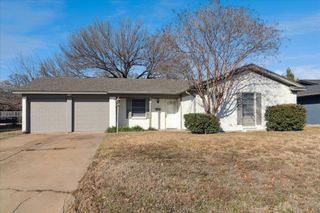 852 W Redbud Drive, Hurst, TX 76053