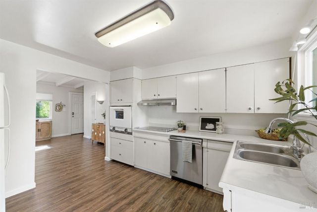 8843 Marianna Dr, Forestville, CA 95436