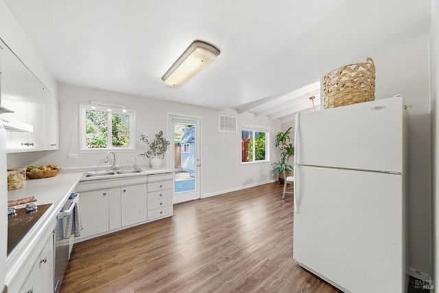 8843 Marianna Dr, Forestville, CA 95436