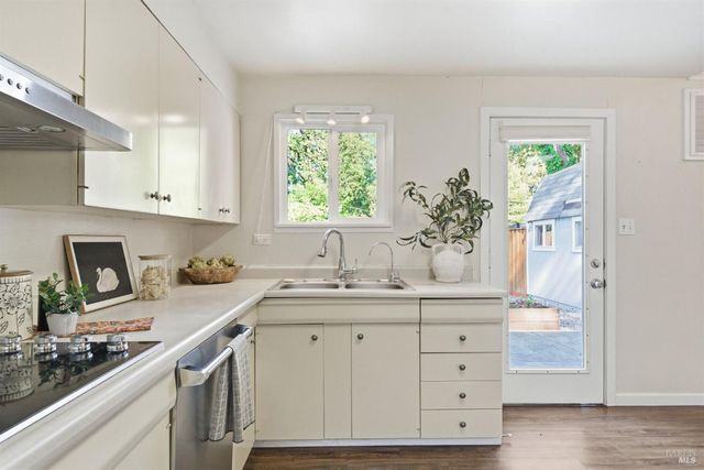 8843 Marianna Dr, Forestville, CA 95436