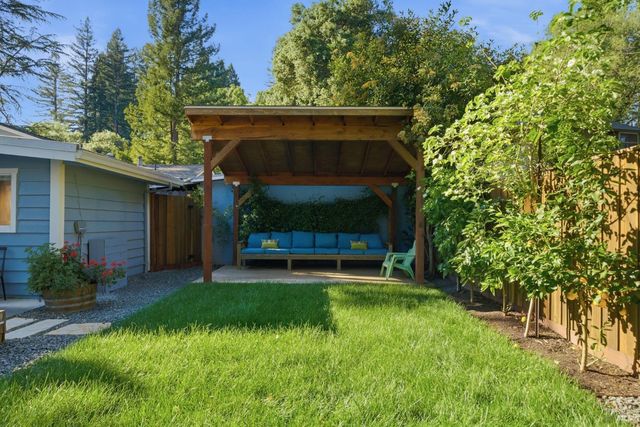 8843 Marianna Dr, Forestville, CA 95436