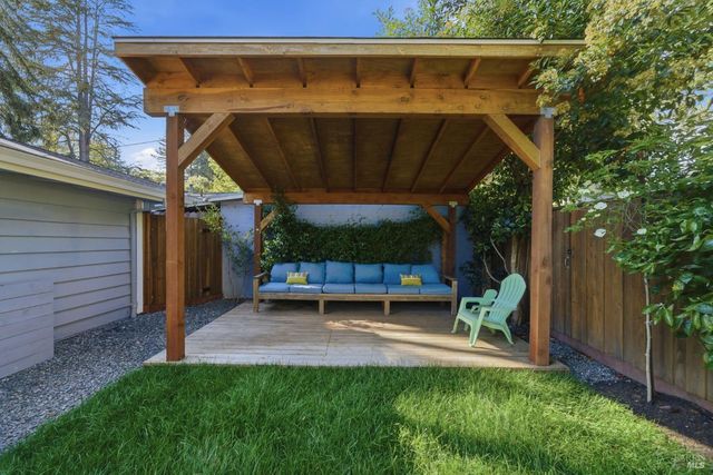 8843 Marianna Dr, Forestville, CA 95436