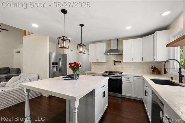 6180 Chad Court, Hamburg Township, MI 48116