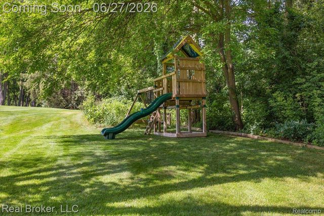 6180 Chad Court, Hamburg Township, MI 48116