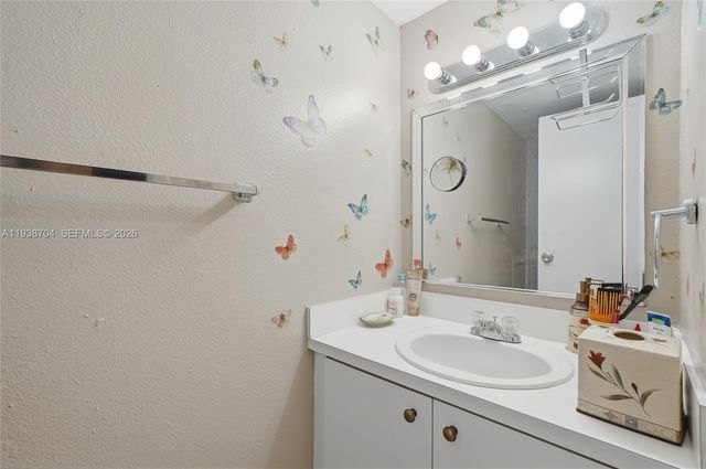 17901 NW 68th Avenue R206, Hialeah, FL 33015