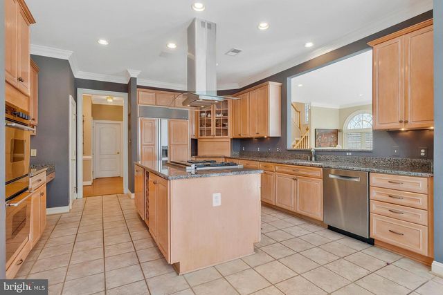 891 CHINQUAPIN RD, Mclean, VA 22102