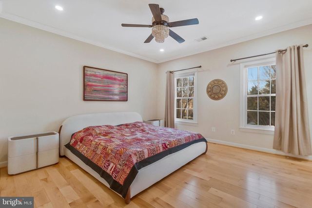 891 CHINQUAPIN RD, Mclean, VA 22102