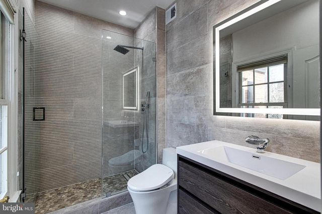 891 CHINQUAPIN RD, Mclean, VA 22102