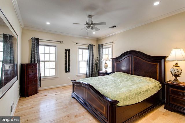 891 CHINQUAPIN RD, Mclean, VA 22102