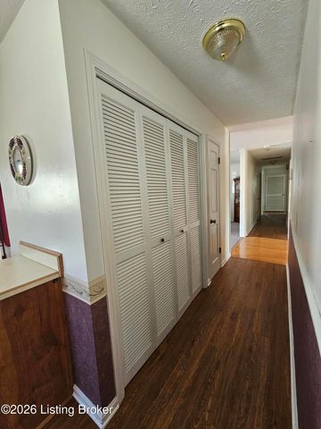 4903 Jerry Dr, Shepherdsville, KY 40165