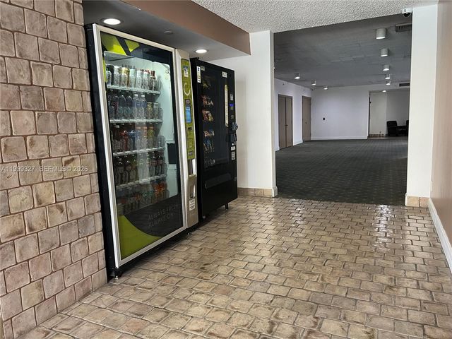 20335 W Country Club Dr 206, Aventura, FL 33180