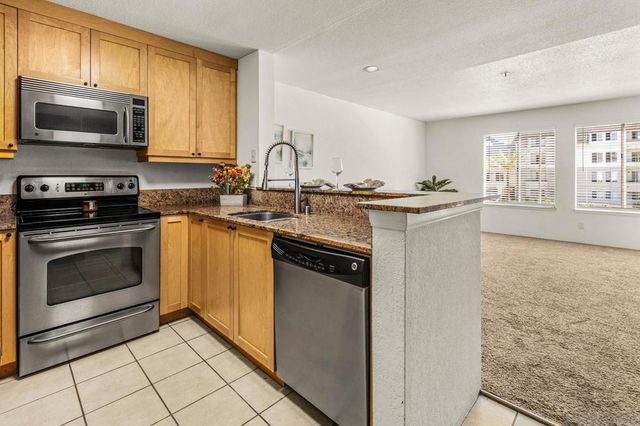 8889 Caminito Plaza Centro 7225, San Diego, CA 92122