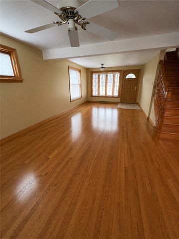 216 Woodridge Dr, Scott Twp, PA 15106