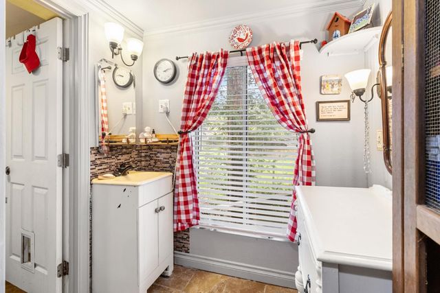 215 Peralta Ave, Sacramento, CA 95833