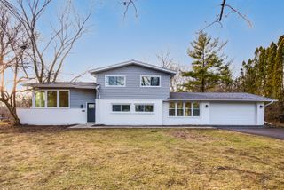 2233 Heathercliff Drive, Green Oaks, IL 60048