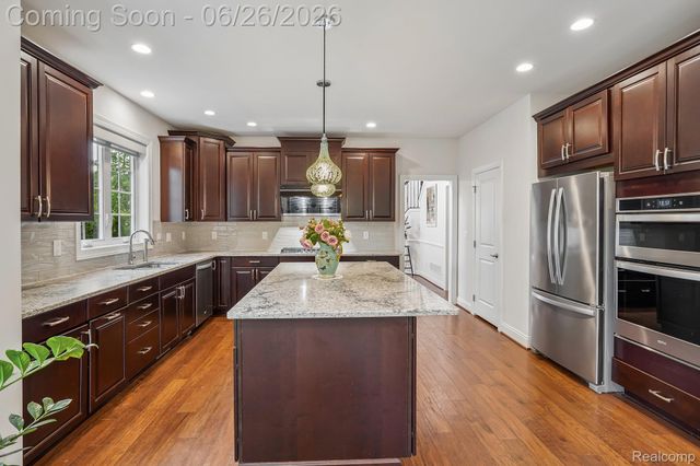 42832 Cardinal Way, Novi, MI 48375