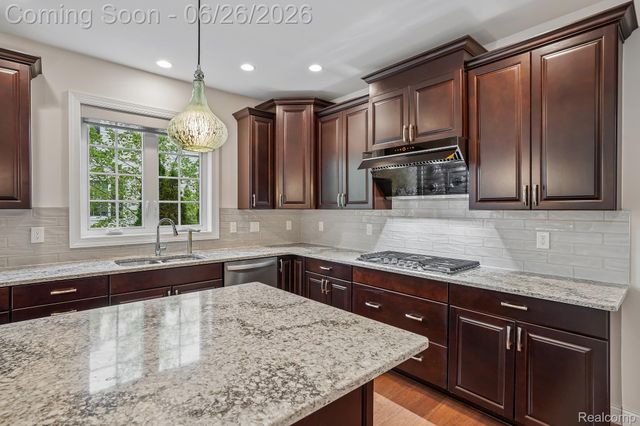 42832 Cardinal Way, Novi, MI 48375