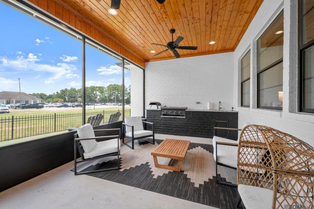 9424 St Andrews Ct, Denham Springs, LA 70726