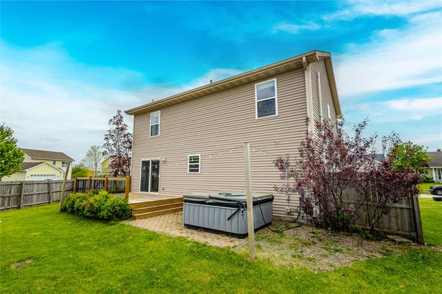 9305 Red Sunset Drive, West Des Moines, IA 50266