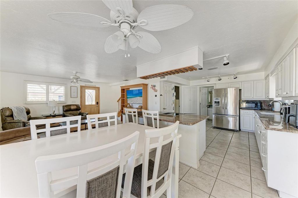 Image 10 of property listing at 872 NORTH SHORE DRIVE, Anna Maria, FL 34216