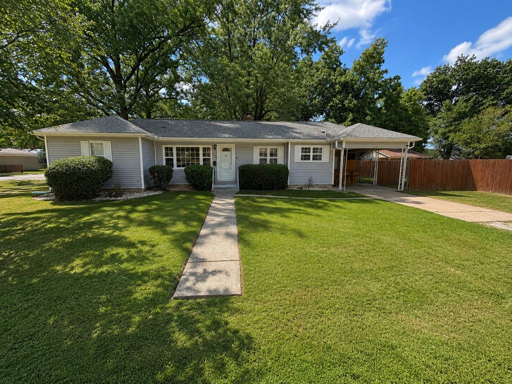 Image 1 of property listing at 320 Anderson Street, Centralia, IL 62801