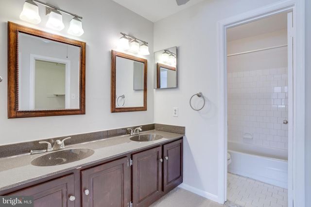 10155 OAKWOOD CHASE CT, Oakton, VA 22124