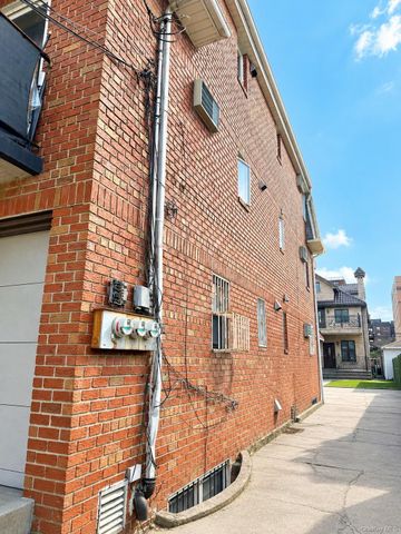 4512 robinson Street, Flushing, NY 11355