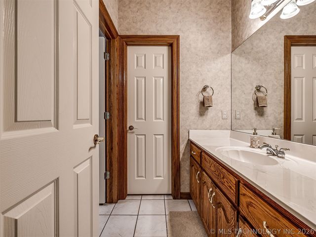 11 Longacre Drive, Ramona, OK 74061