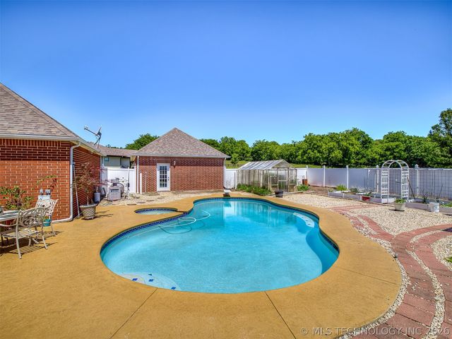 11 Longacre Drive, Ramona, OK 74061