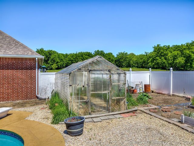 11 Longacre Drive, Ramona, OK 74061