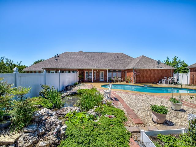 11 Longacre Drive, Ramona, OK 74061
