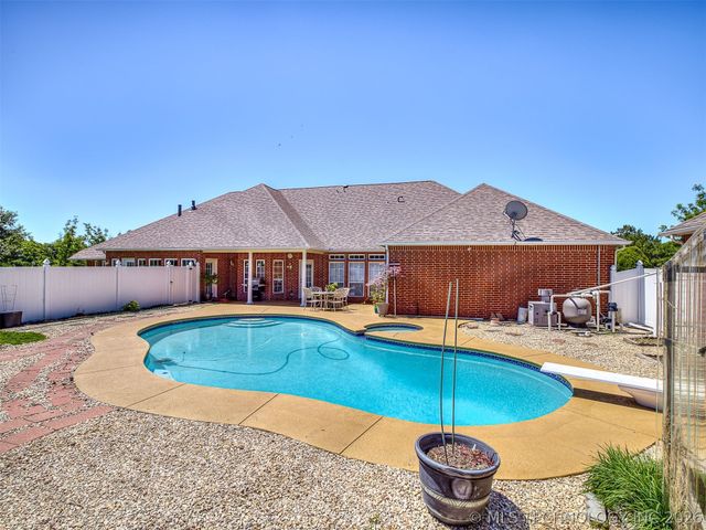 11 Longacre Drive, Ramona, OK 74061