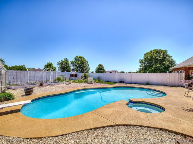 11 Longacre Drive, Ramona, OK 74061