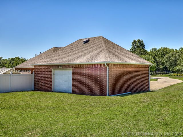 11 Longacre Drive, Ramona, OK 74061