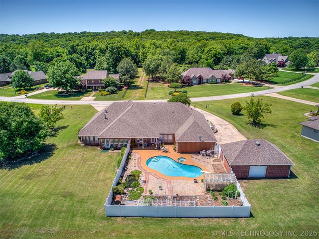 11 Longacre Drive, Ramona, OK 74061