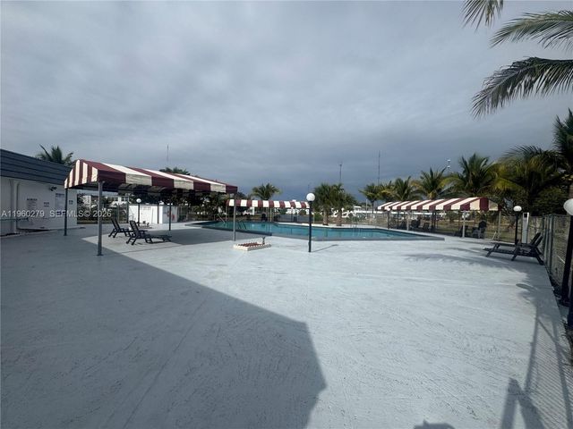 20337 NE 2nd Ave 18, Miami, FL 33179