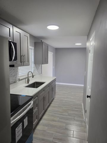 914 SE 9th St, Stuart, FL 34994