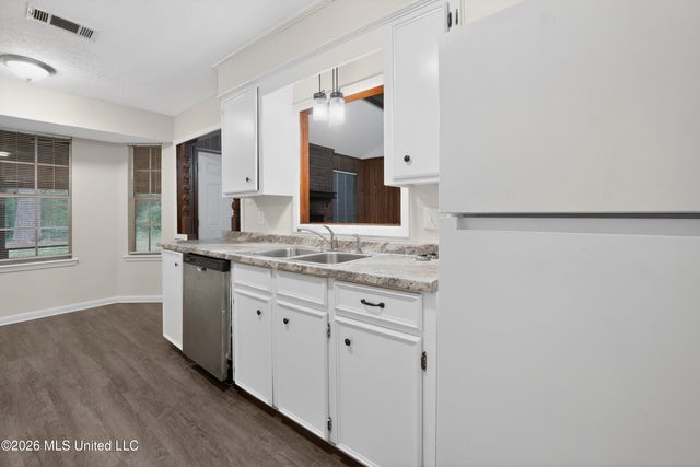 5354 Brookhollow Drive, Jackson, MS 39212